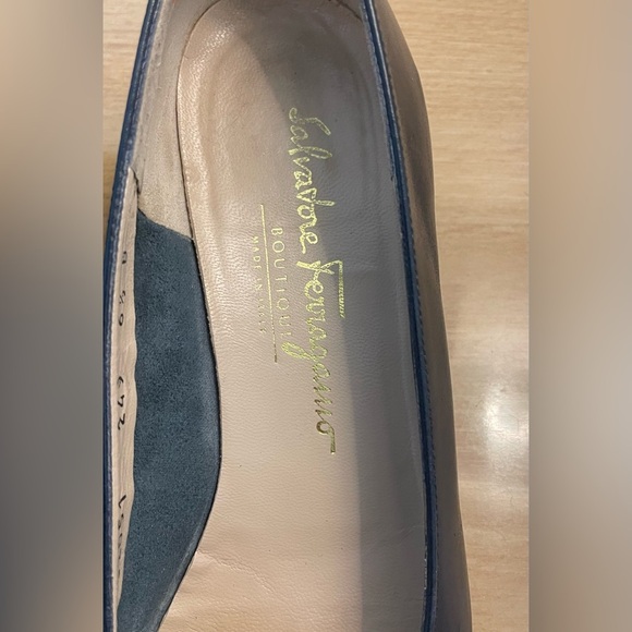 Salvatore Ferragamo Vintage Navy-Blue leather pumps gold details size 6 1/2 B - Picture 3 of 13